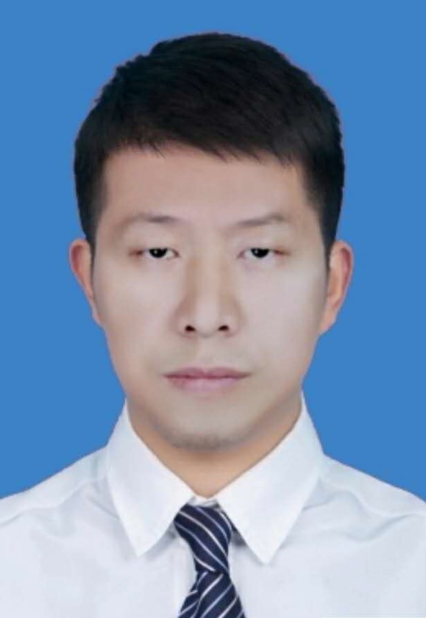 王  强