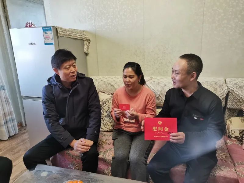 乌鲁木齐303名见义勇为英模及英模亲属收到慰问金慰问品